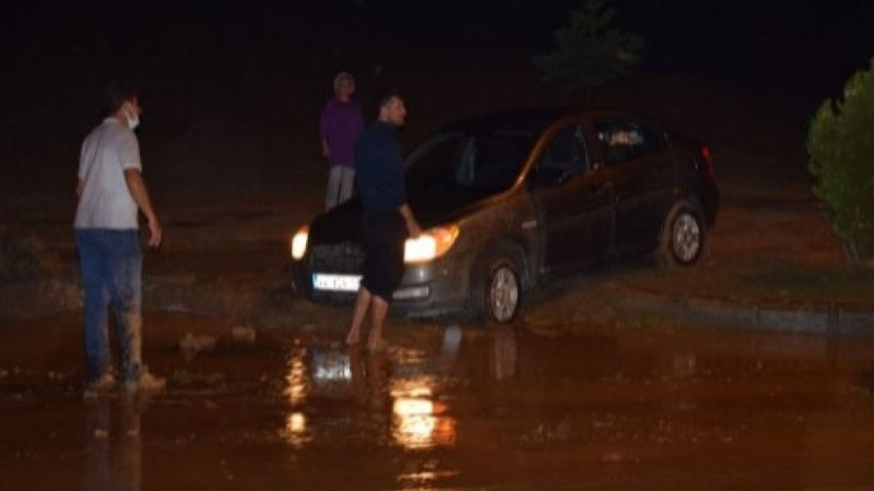 20 dakikalık sağanak yağış, Malatya’yı felç etti