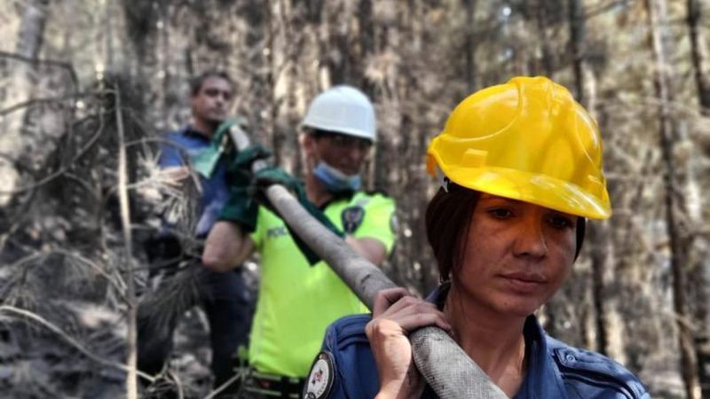 Polis ekipleri, orman yangınlarının meydana geldiği bölgeden ayrılmıyor