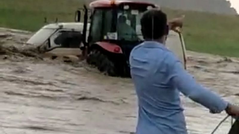 Van’daki selde mahsur kalan akrabasını traktörle kurtardı