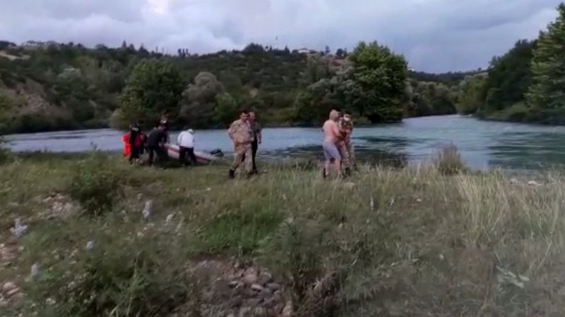 Tokat'ta iki arkadaş çayın ortasında mahsur kaldı