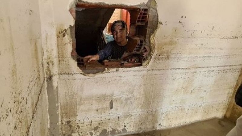 Bartın'da selden kaçan aile, evin duvarını kırarak kurtuldu