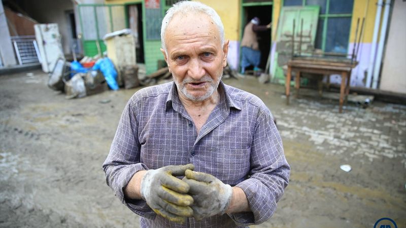 Bartın'da sel felaketinde çatıda eşiyle helalleşti