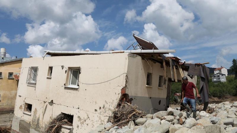 Sinop'ta sel nedeniyle 40 ev yıkıldı