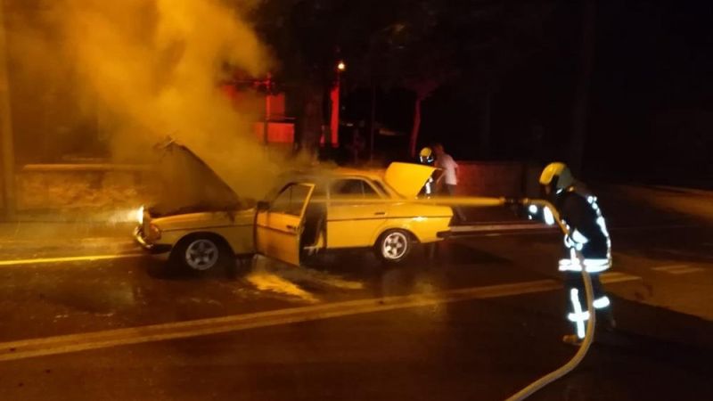 Denizli'de park halindeki araç yandı