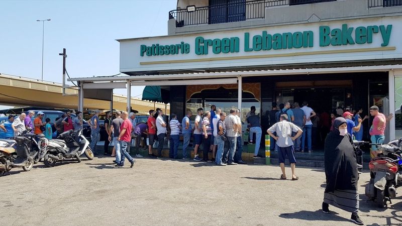 Lübnan'da akaryakıt ve ekmek kuyrukları