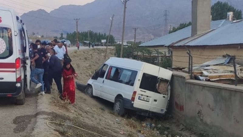 Van'da düğüne giden konvoy kaza yaptı