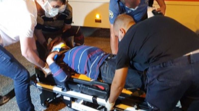 Adana'da tartıştığı kişiyi boynundan bıçaklayan saldırgana, otobüs çarptı