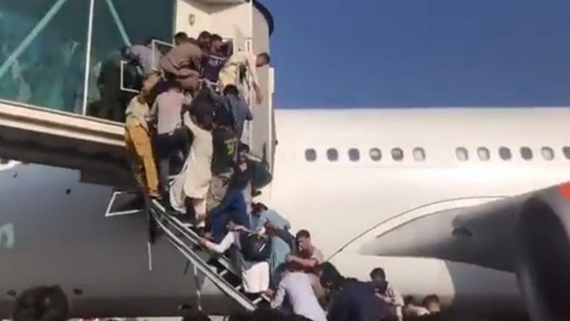 Yüzlerce Afgan, uçağa binebilmek için birbirini ezdi