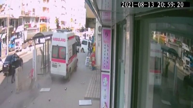 Şırnak’ta ambulansı kaçırıp, otobüs bekleyenlerin üzerine sürdü