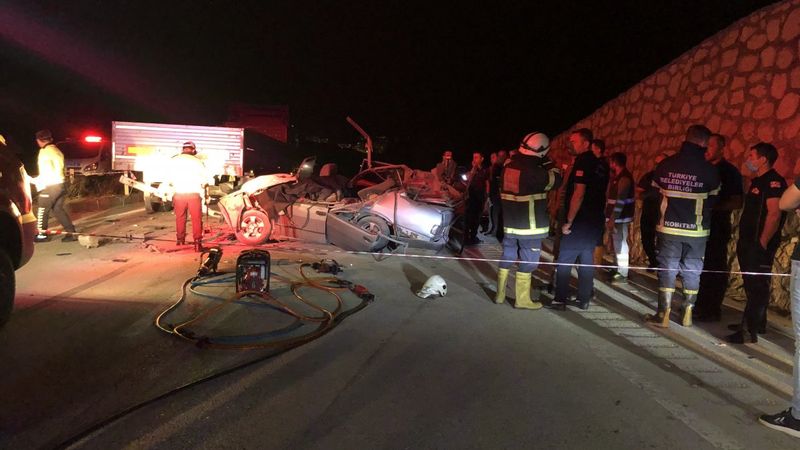 Kastamonu’da yardım için duran tıra otomobil çarptı: 2 ölü, 3 yaralı