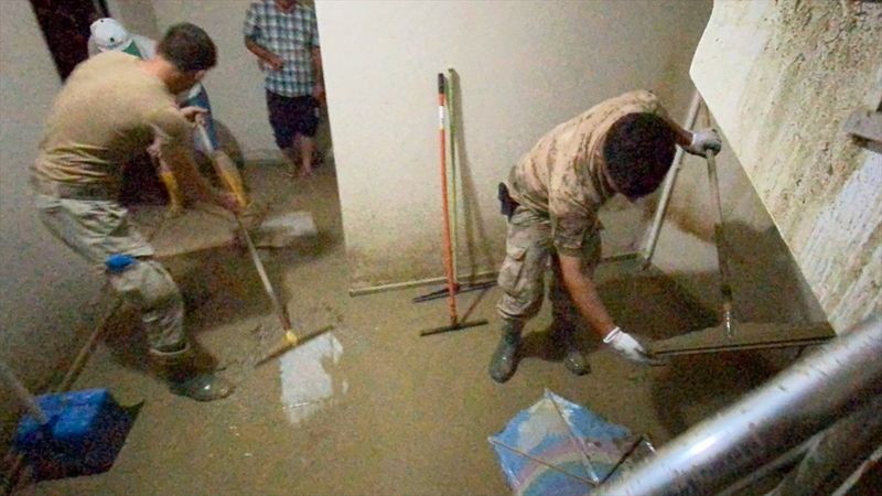Sinop'un Ayancık ilçesinde Mehmetçik, vatandaşın yaralarını sarıyor