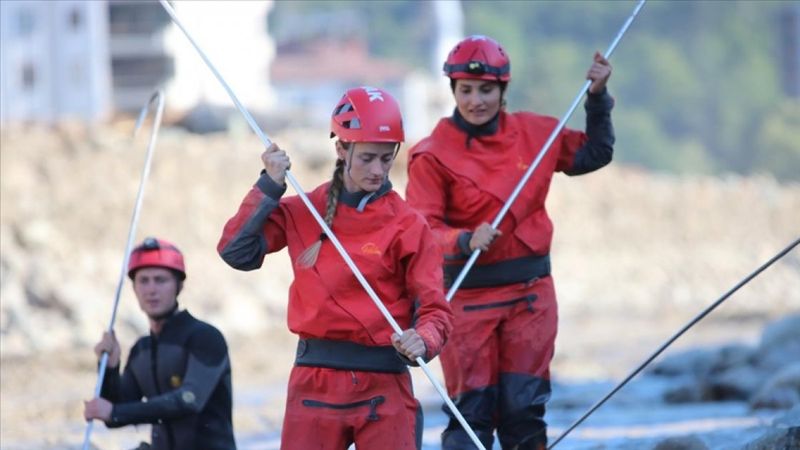 Jandarmanın kadın personeli Ezine Çayı'nda kayıpları arıyor