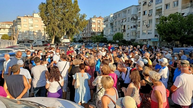 İzmir'de mültecilere karşı olan kadınlardan eylem