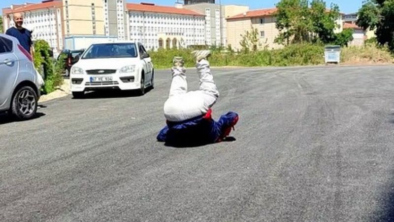 Sakarya'da yıllardır beklediği asfalt yola kavuşan yaşlı adam taklalar attı