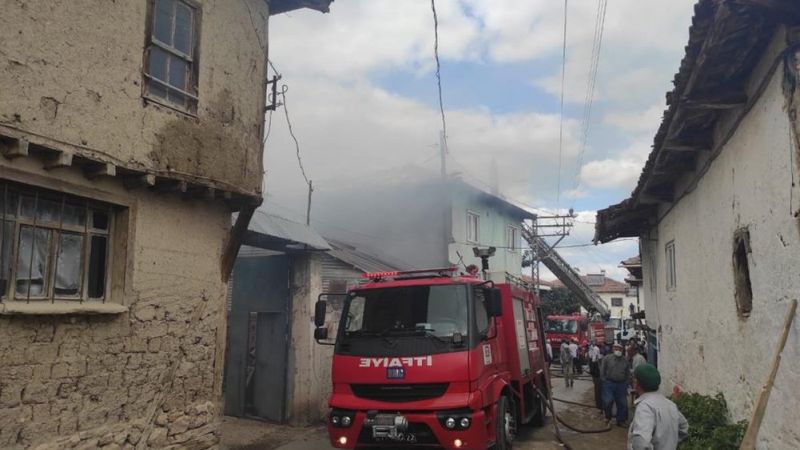 Bilecik'te 2 ev yanarak küle döndü