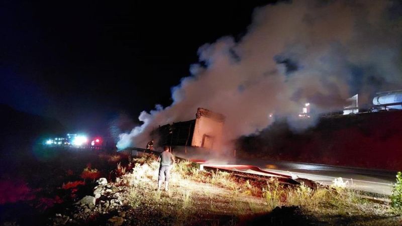 Erzincan'da yanan tır kullanılamaz hale geldi