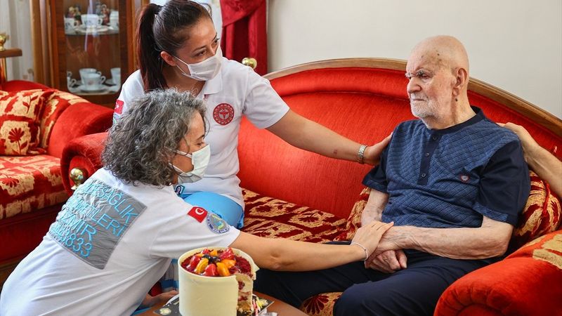 İzmir’de alzaymır hastası, 102'nci yaş gününde üçüncü doz aşısını oldu