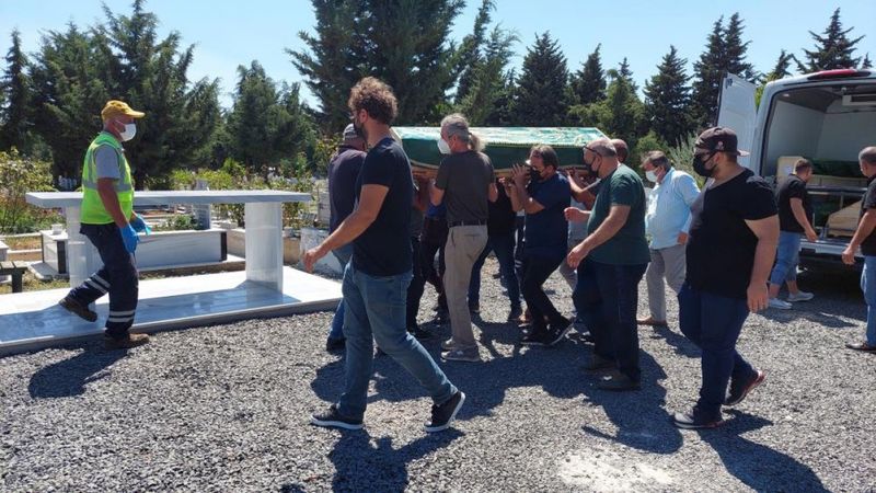 Aşı olmayı reddeden gazeteci hayatını kaybetti