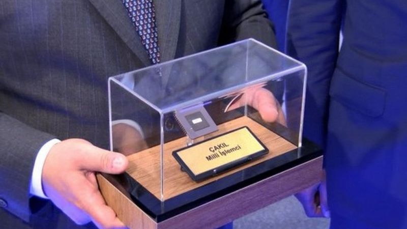 Bakan Mustafa Varank, milli işlemci Çakıl'ı İDEF 2021'de tanıttı