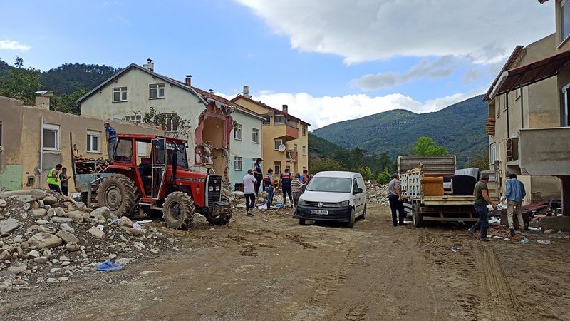Sel felaketinin yıktığı Babaçay köyü sakinlerinden evlerine veda