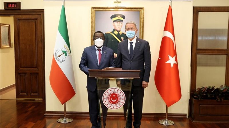Milli Savunma Bakanı Hulusi Akar, Ekvator Ginesi Savunma Bakanı ile bir araya geldi