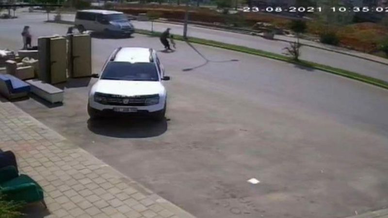 Adana'da anne kız, trafikte ölümden kıl payı kurtuldu