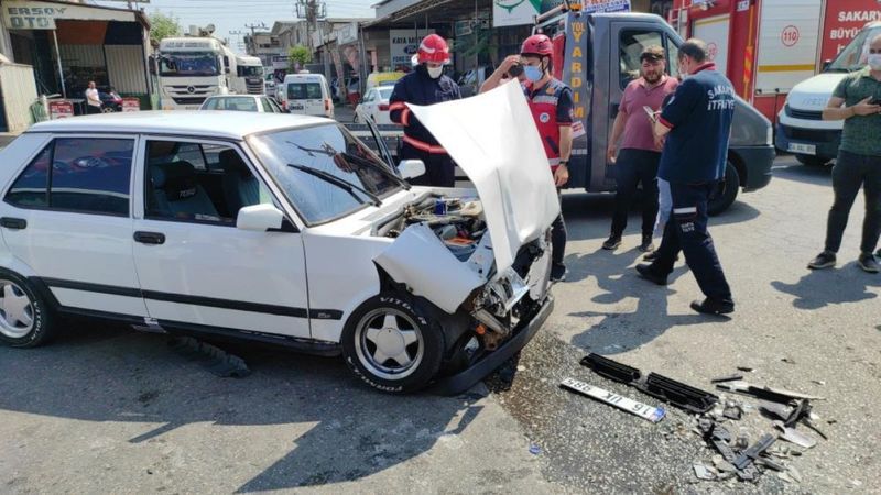 Sakarya'da iki otomobil çarpıştı: 1 yaralı