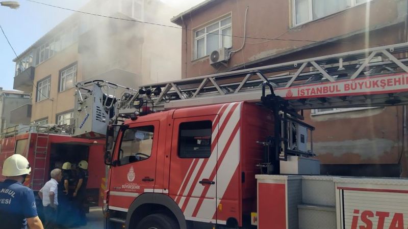 Küçükçekmece’deki yangında komşusunu kurtarırken yandı