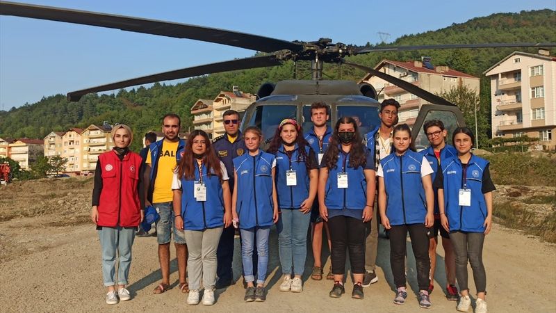 Süleyman Soylu selde gönüllü çalışan gençleri helikoptere bindirdi