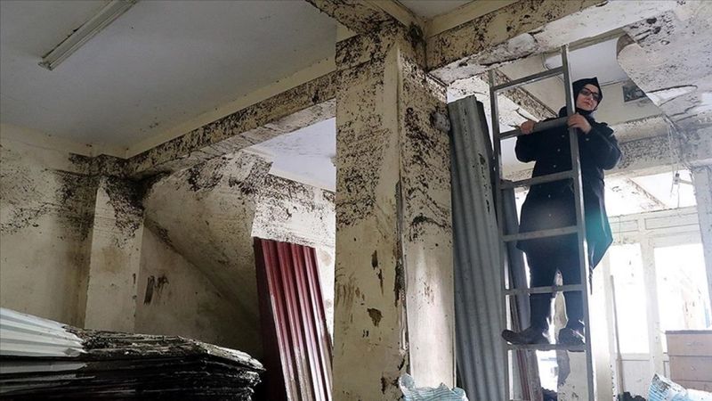 Kastamonu'da selden seyyar merdiven sayesinde kurtuldular