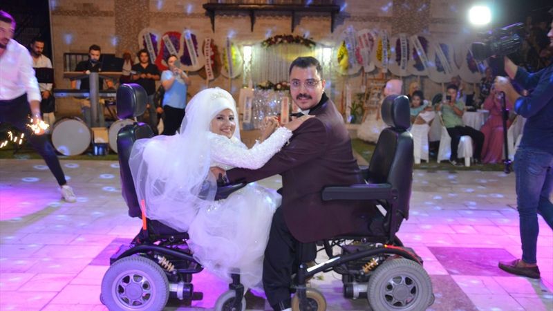 Manisa'da bedensel engelli çift, evlendi