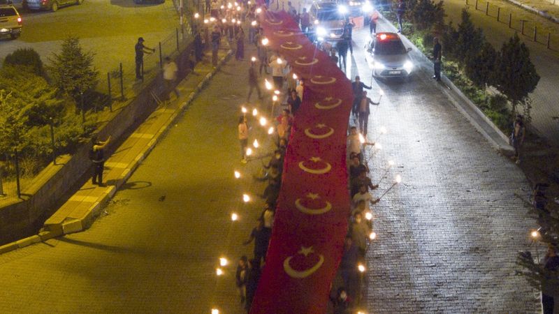 Ahlat’ta 'Fener Alayı': 150 metrelik bayrakla yürüdüler
