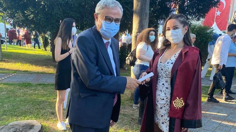 Su Emin, kendisini tedavi eden Mehmet Şükrü Sever'in meslektaşı oldu