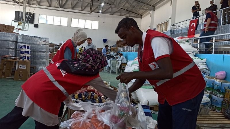 Türkiye'de eğitim gören Somalili Said Ali Nur, sel bölgesinde yardım çalışmalarına katıldı