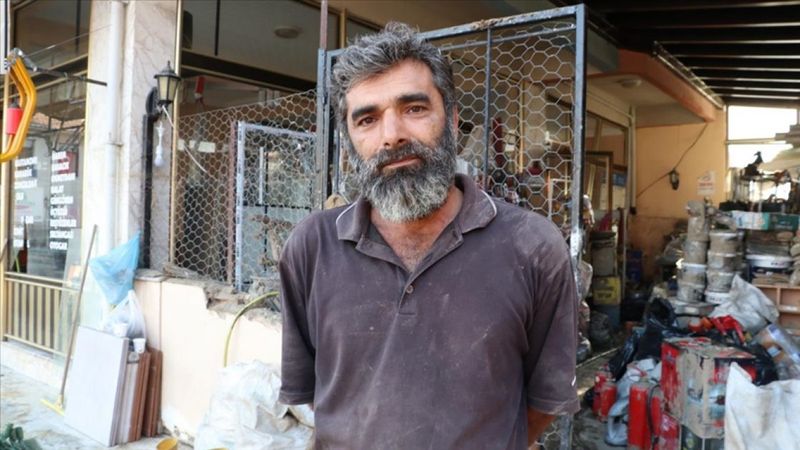 Kastamonu'da selden çamur olan malzemelerini tek tek yıkıyor