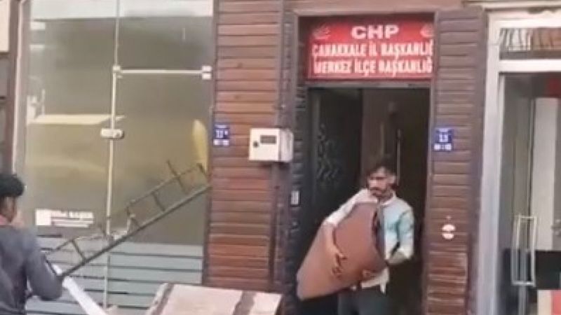 Çanakkale'de CHP ilçe başkanlığı binasının tadilatında Afgan işçiler çalışıyor