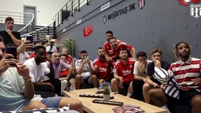 Beşiktaşlı futbolcular kura çekimini beraber takip etti