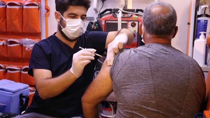 Diyarbakır'da sağlık çalışanları site site dolaşarak apartman sakinlerini aşılıyor