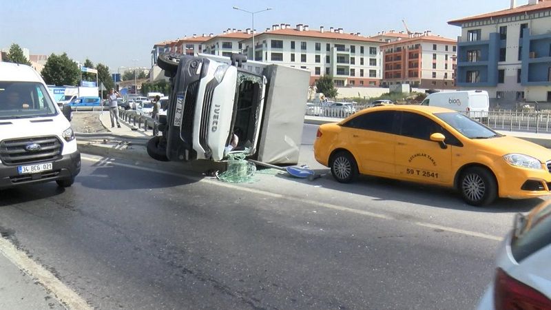 Esenler'de ambalaj yüklü kamyonet devrildi