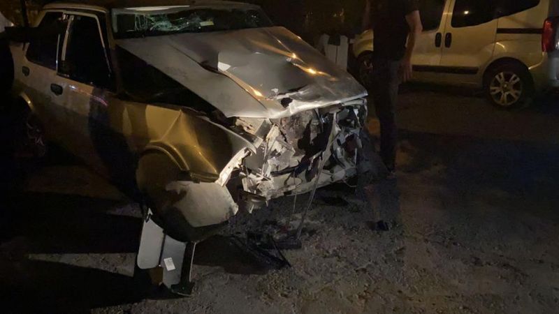 Bursa'da seyir halindeki iki otomobil çarpıştı: 1'i ağır 2 yaralı