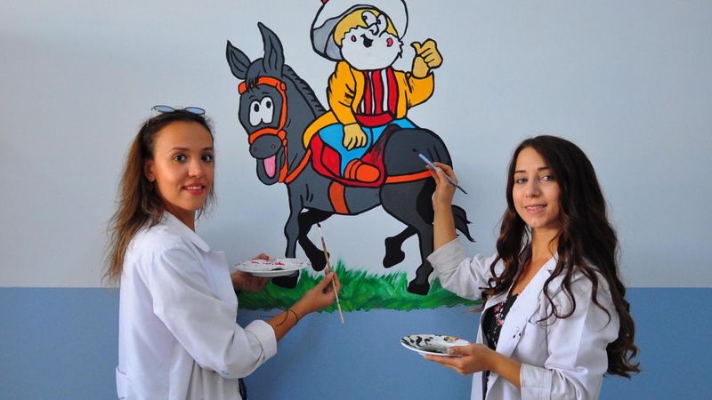 Manisa'da öğretmenler okulun duvarlarını süsledi