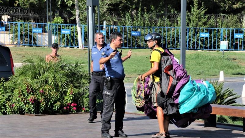 Antalya'da yasağa aldırmayan İtalyan paraşütçü aydınlatma direğine takıldı