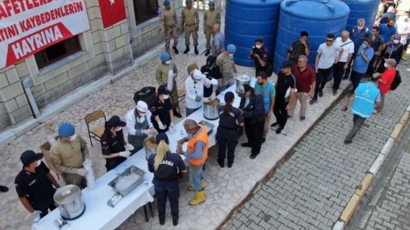 Jandarma ekipleri, Bozkurt'ta selde hayatını kaybedenler için helva dağıttı