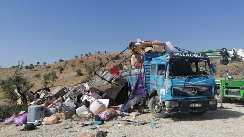 Manisa'da freni tutmayan kamyon yan yattı: 7 kişi yaralandı