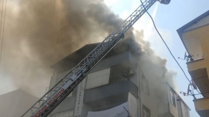 Kocaeli'deki binanın çatı katında yangın çıktı