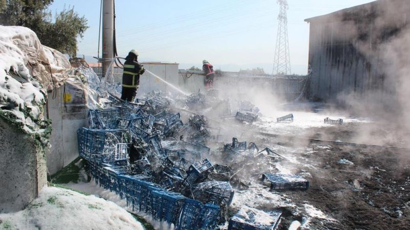 Manisa'da bir fabrikanın bahçesindeki plastikler alev aldı