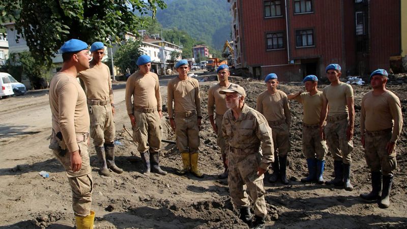 Bozkurtlu Coşkun Dede, sel bölgesinde yardım eden askerlere moral veriyor