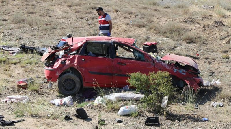 Erzincan’da otomobil şarampole uçtu: Anne ve oğlu vefat etti