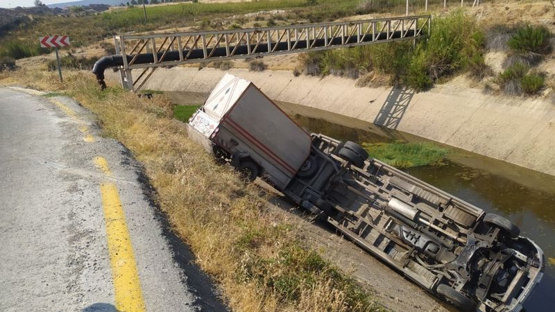 Manisa'da işçi servisi sulama kanalına devrildi