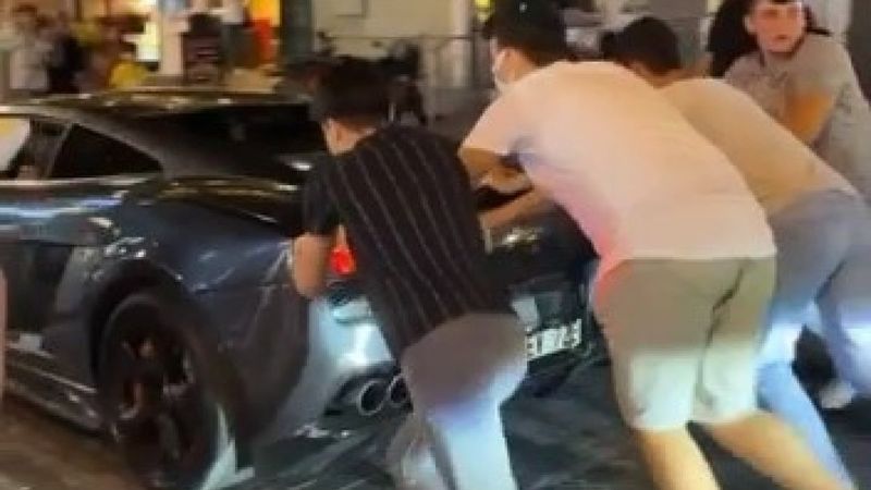 Pendik’te yolda kalan Lamborghini’yi ittiler